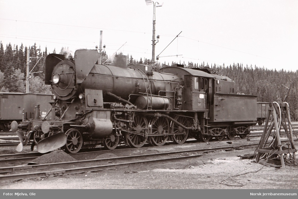 Damplokomotiv type 30b nr. 347 på Eina stasjon.