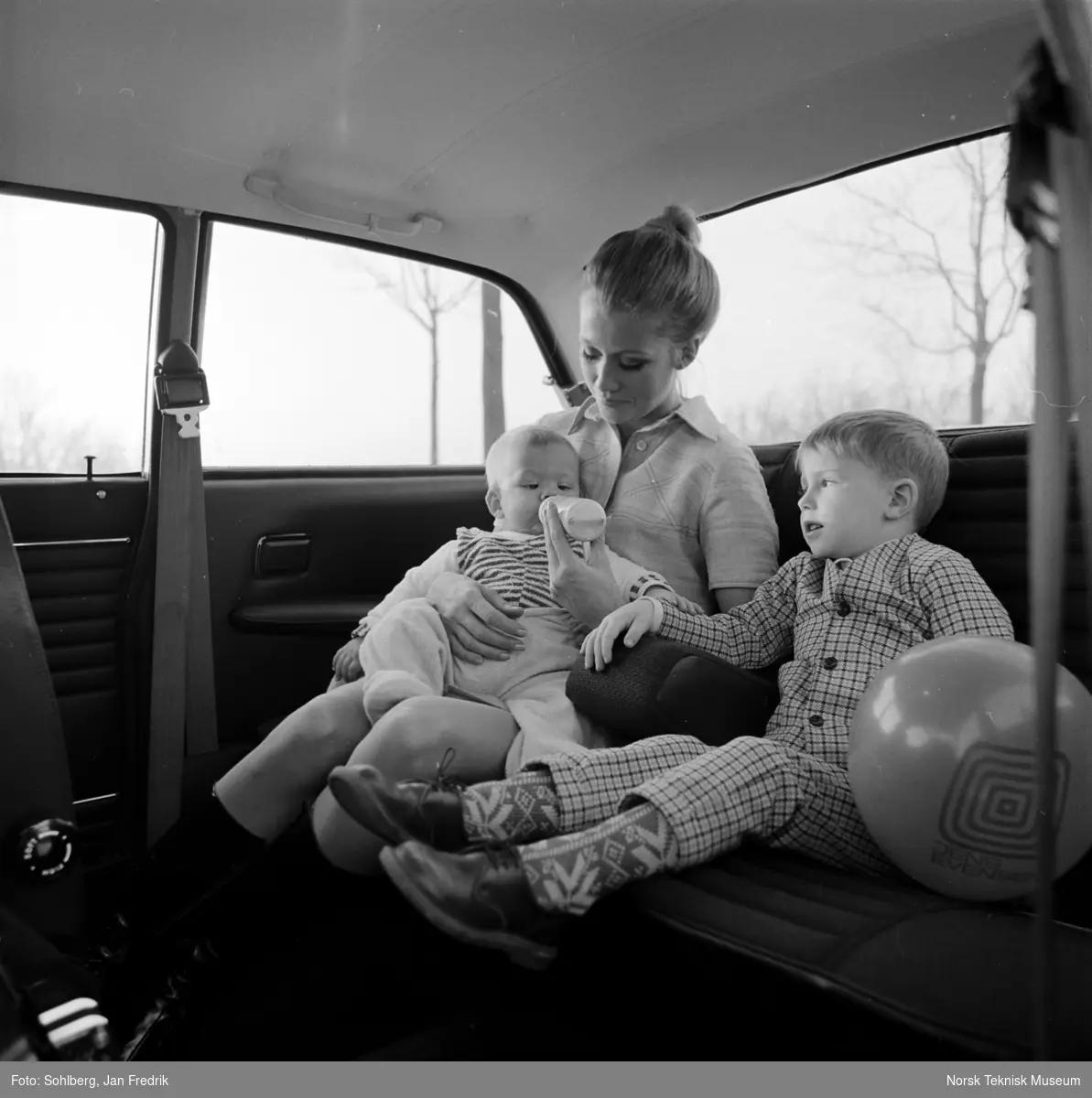 Reklame for Volvo, Lund og Lommer v/ Solstad. En kvinne og to barn sitter i baksetet på bilen.