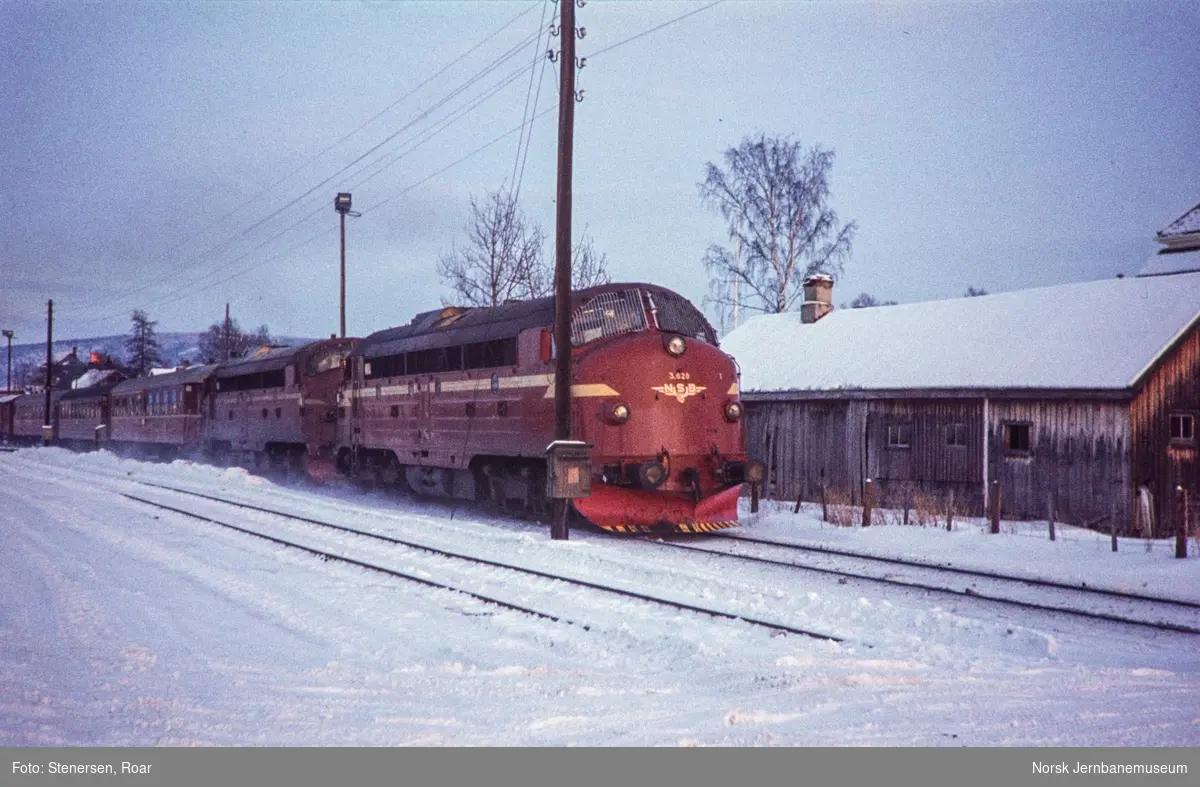 Diesellokomotiver type Di 3, nærmest nr. 628, med dagtoget fra Trondheim til Oslo Ø over Røros, tog 302, kjører ut fra Tynset stasjon.