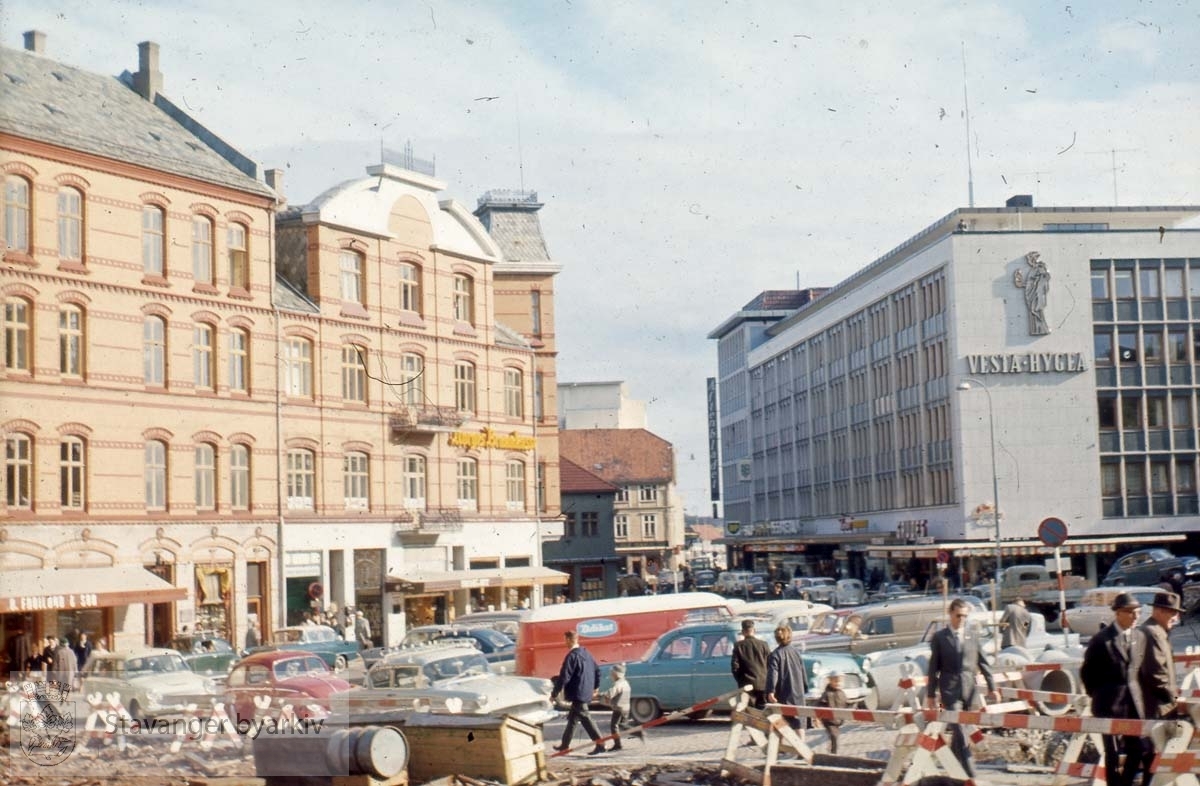 Klubbgata.Myhregården til venstre..Aftenbladets bygning til høyre. .Rivningsarbeid.