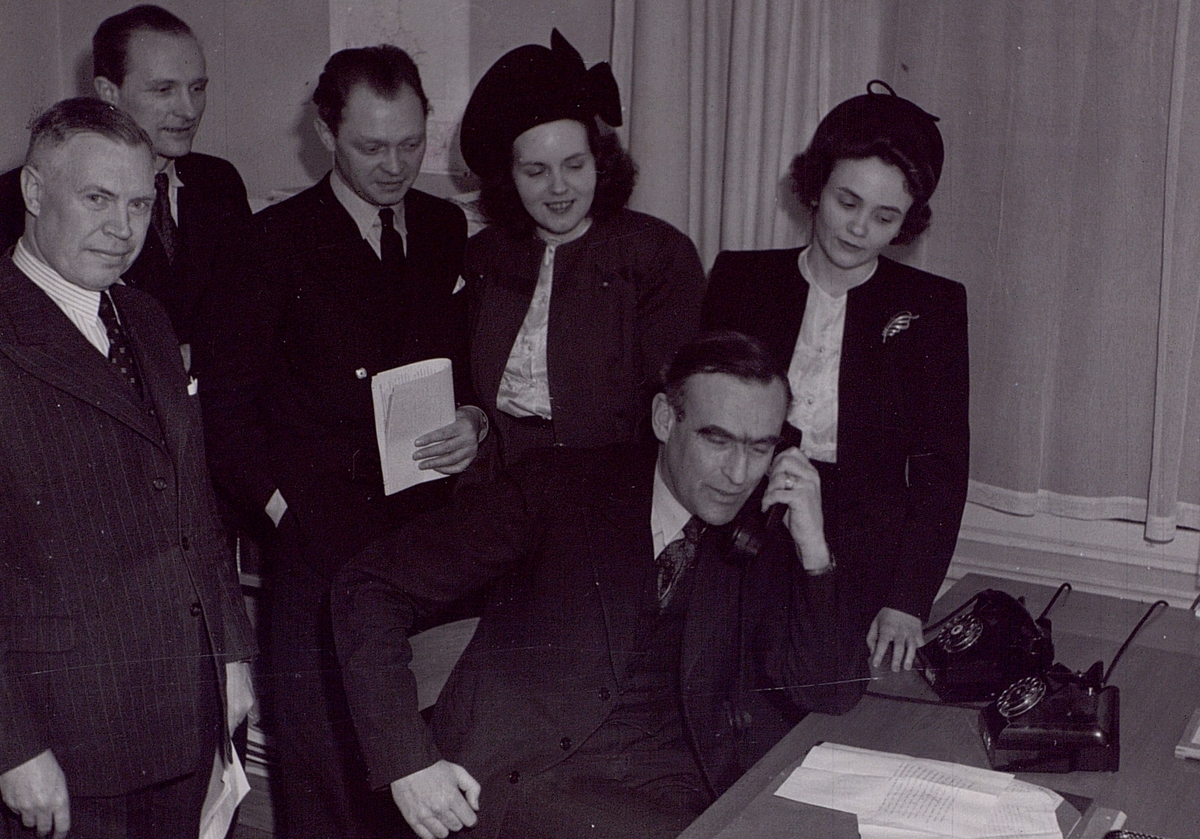 Generaldirektör Sterky, kommunikationsminister Nilsson, statsekreterare Lundberg i början av 1940-talet. Radiotelefonförbindelsen med USA provas.