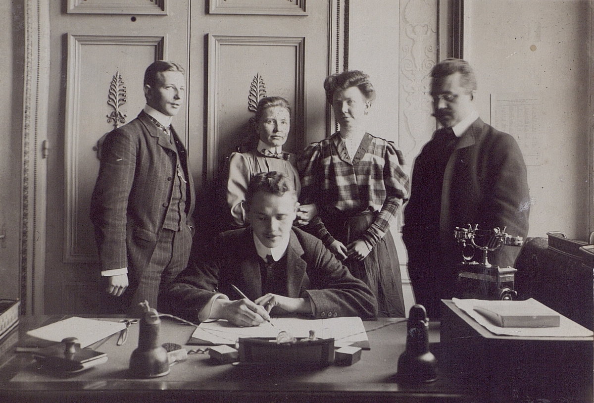 Gruppbild från linjebyråns telegraftrafikbyrån 1906. Stående de från vänster: amanuens S.G. Tigerström, telegrafisten T.F. Bahr och M.L. Bratt samt notarie K.G. Lidman. Sittande: assistent Hugo Jonsson.