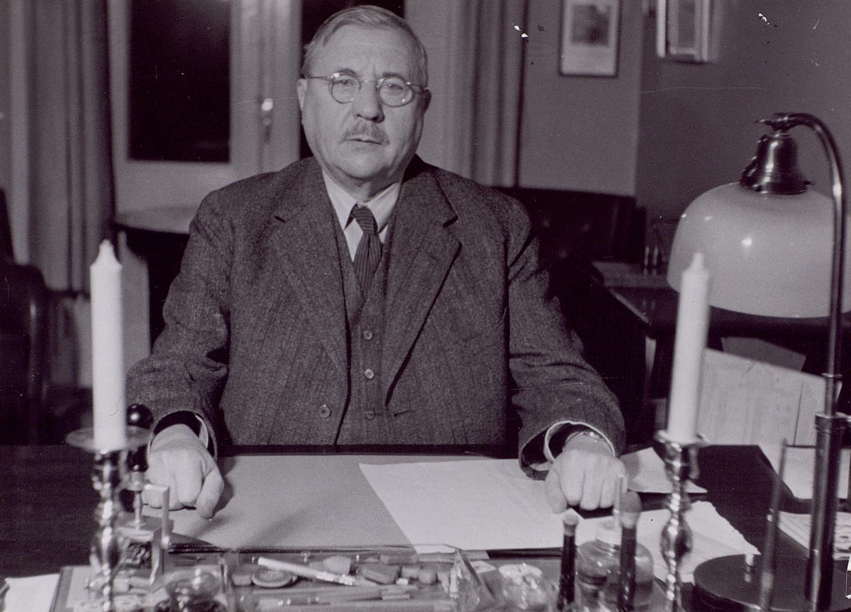 Telekommissarie. O. Eklund, i sitt tjänsterum. Hälsingborg d.31/12 1938.