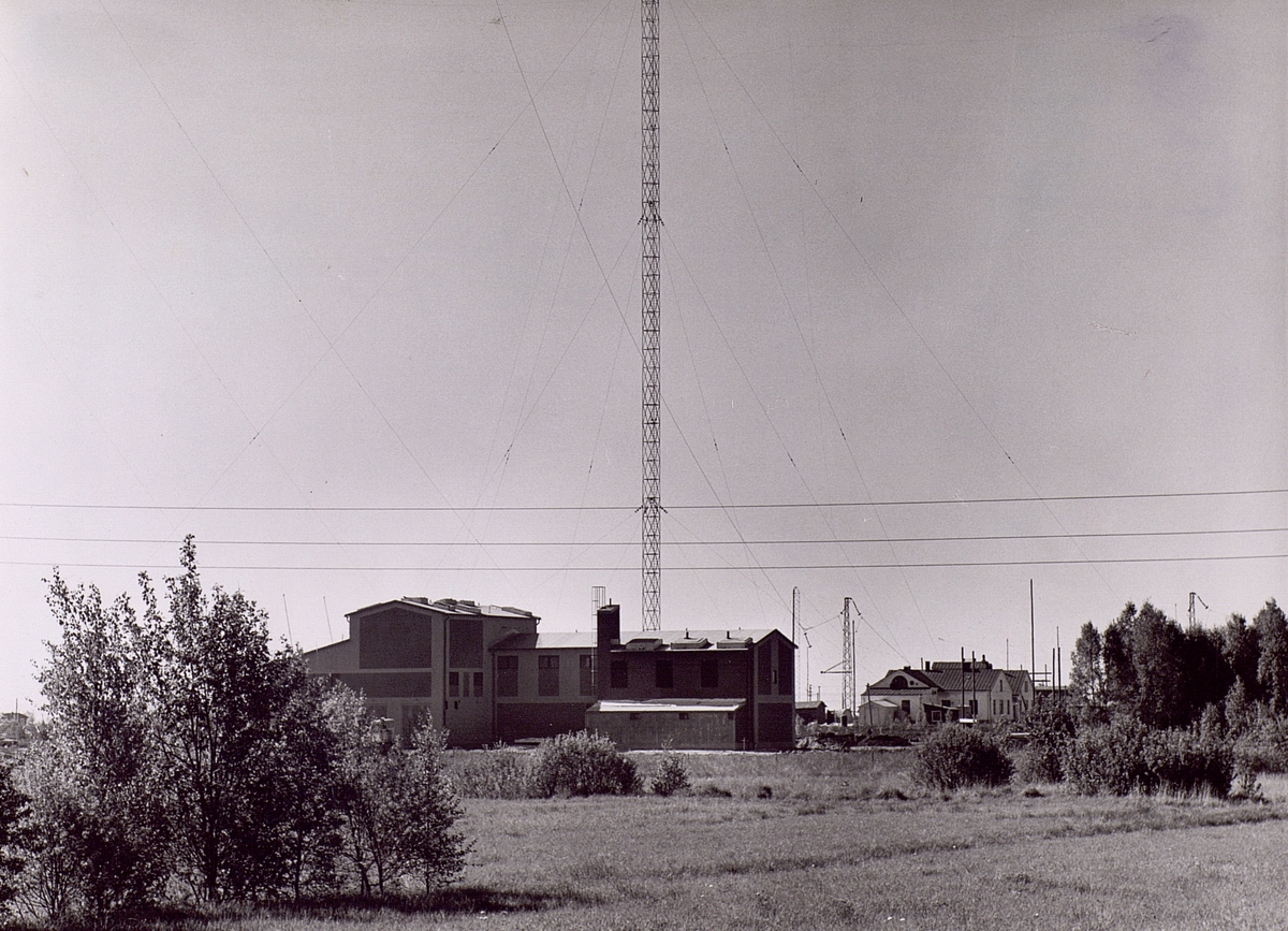 Karlsborgs nya radiostation 1965. I bakgrunden den gamla från 1917.