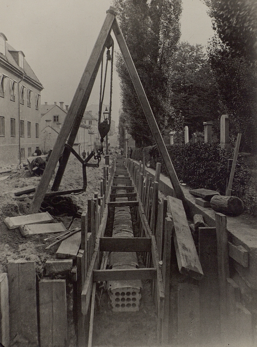 Nedläggning av 1-2-pipiga kabelblock i Holländaregatan vid Adolf Fredriks kyrkogård (1895) . Hultmans patent.