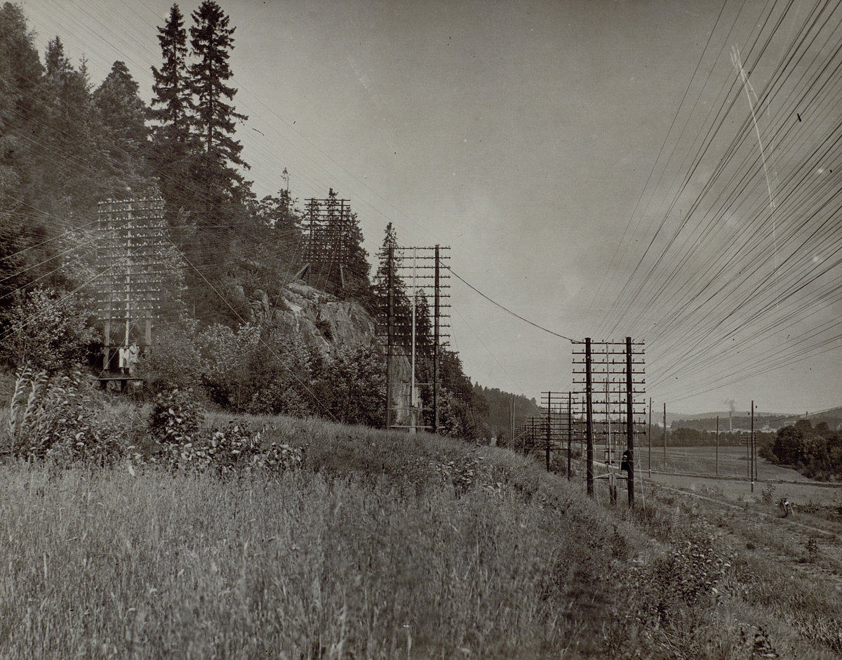 Telegrafverkets stolplinjer utefter järnvägslinjen från Stockholm söderut omkring år 1925.