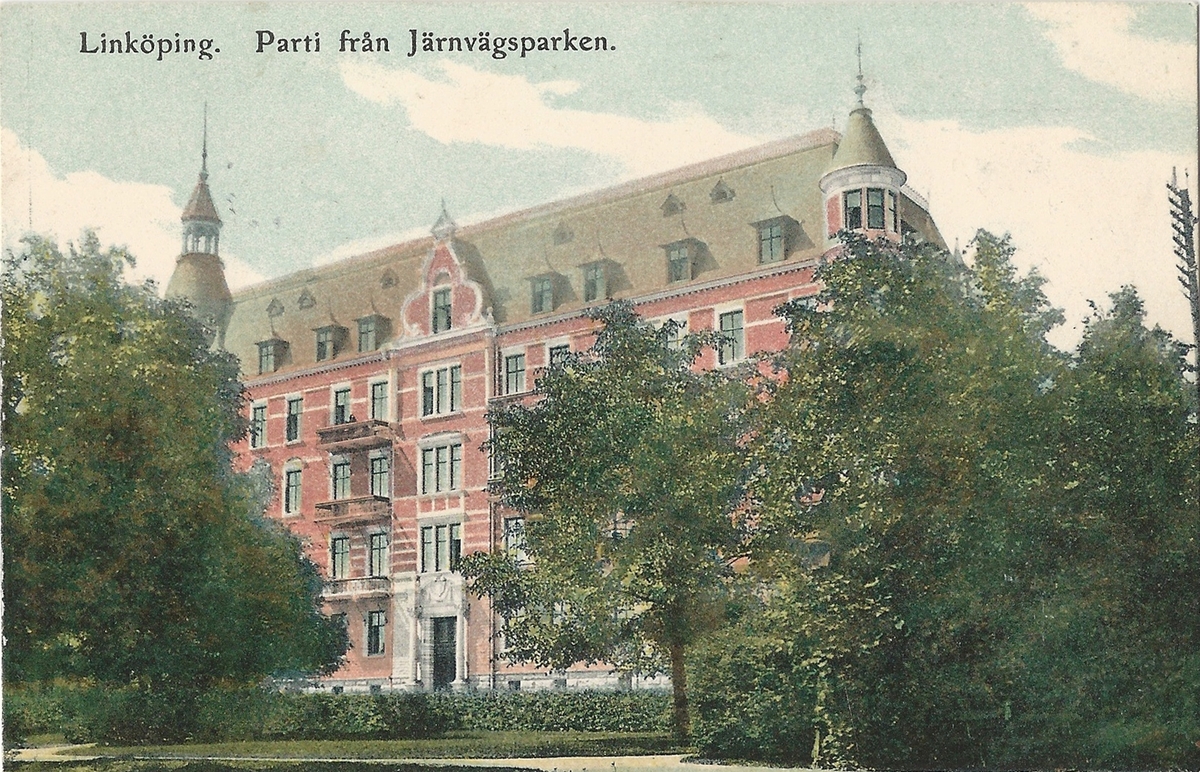 Vykort från  Linköping Järnvägsparken 
Järnvägsavenyn, Järnvägsparken, Sankt Larsgatan , Miljonpalatset, Vasavägen,
Poststämplat 11 maj 1909