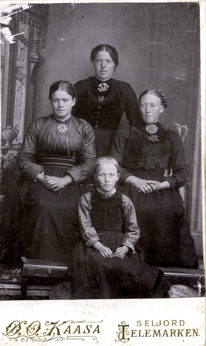 Atelierfoto av fire ukjente kvinner