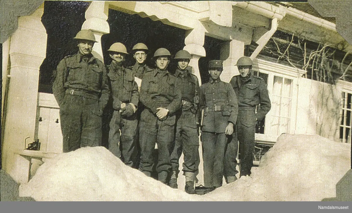 Soldater fra Hallamshire bataljon. Antakeligvis på Bjørum. L. Col. Robbins til venstre.