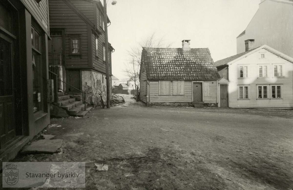Nr 15 var huset til Tora Andersdatter, "Skole-Tora", som hadde privat forberedelsesskole der. Huset ble solgt til Fattigforsorgen i 1932 og ble revet på 1940-tallet..Kleiva, Kleven. Nedre Klevegade inn til venstre ved nr 15.