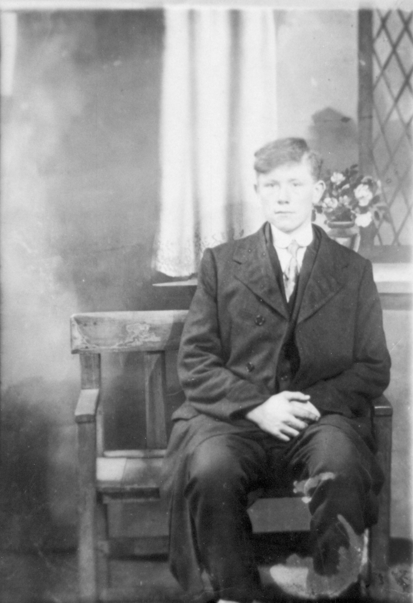 Edvard Ørnes som 18-åring. Bildet er tatt i England i 1917.