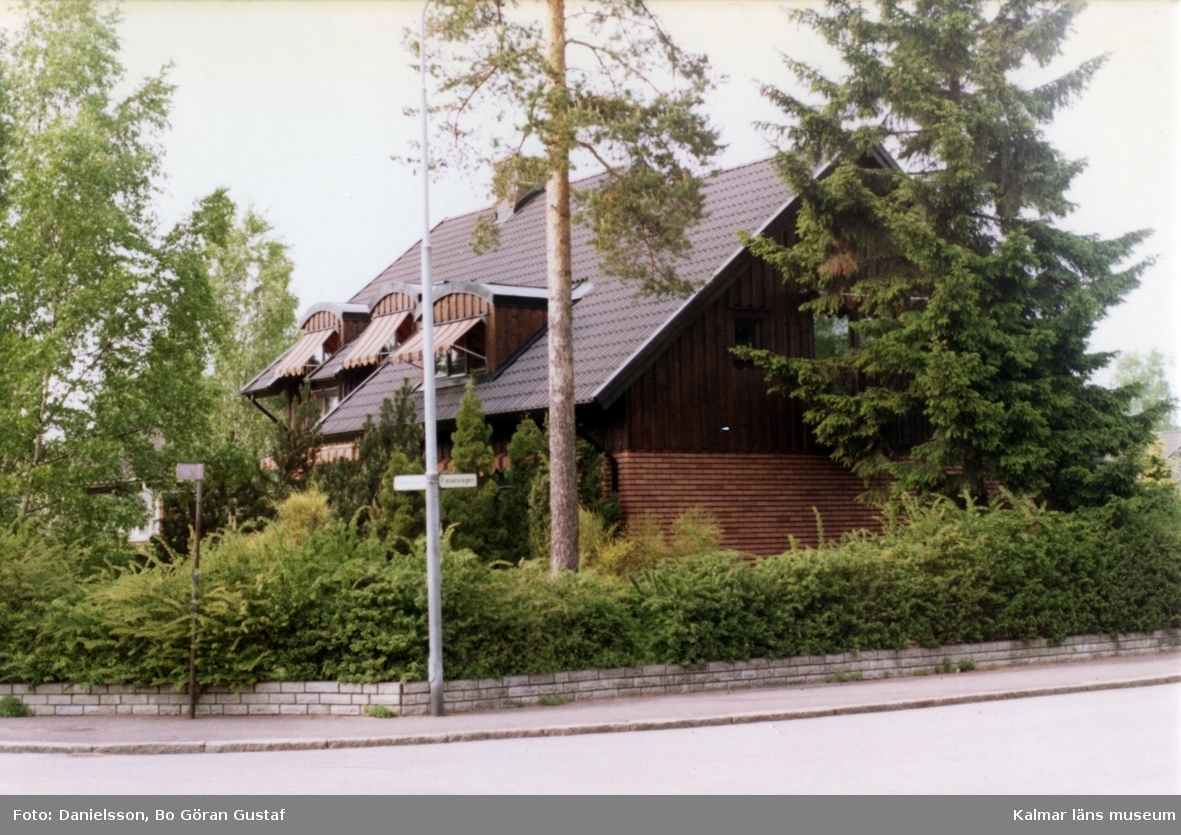Ett bostadshus i tegel och träfasad på Fasanvägen 19. Har takkupor. Ägaren hette Nyblom och byggmästaren var Bertil Danielsson.