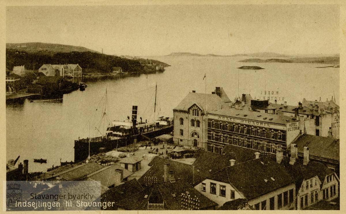 Innseilingen til Stavanger med Victoria Hotell og Tollboden, sett fra Valberget