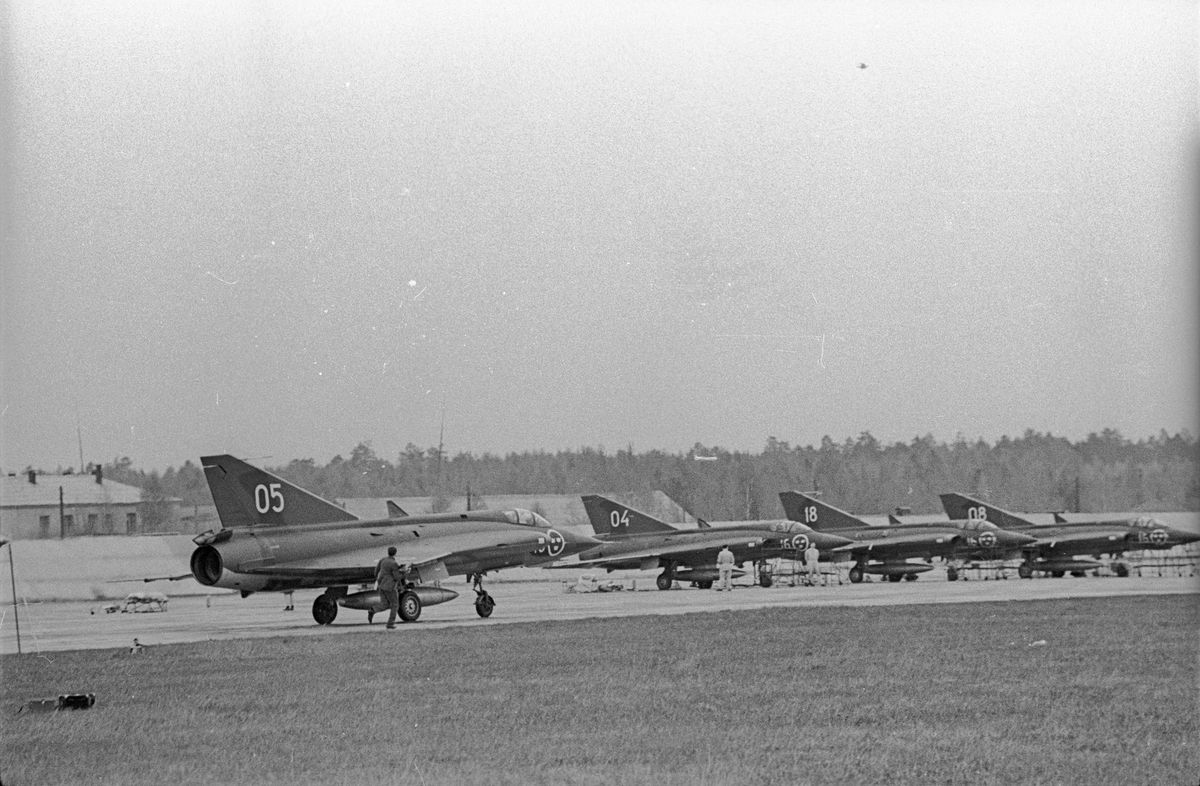Fyra flygplan J 35 Draken på landningsbana på sovjetisk flygbas. Vid Kungliga Upplands flygflottiljs besök vid sovjetisk MiG-21-bas den 16 mars 1972.