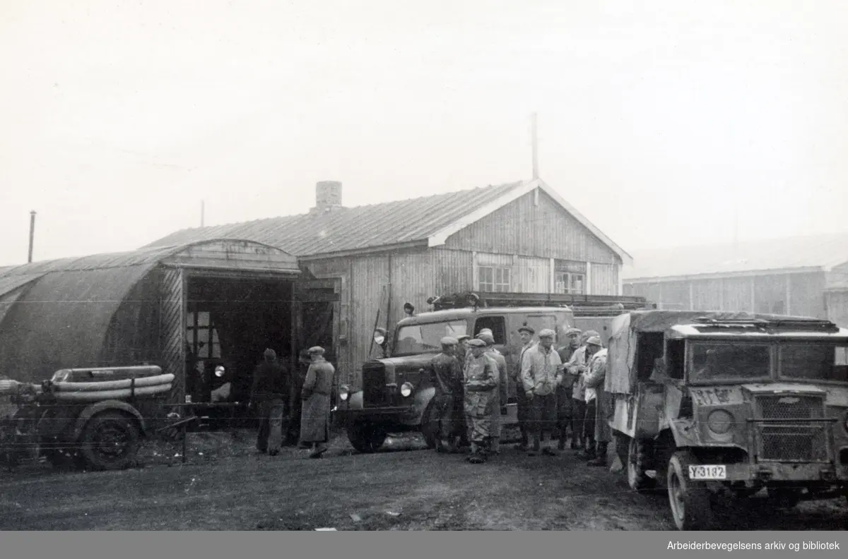 Kirkenes, 1946. Bilde fra arbeiderdelagsjonens tur til Finnmark og Nord- Troms, Opplysningskomiteen for gjenreisningsarbeidet. Medlemmene av komiteen var klubbformenn fra ulike store bedrifter på studietur.