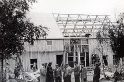 Et stort uthus under oppføring i Pasvik, 1946. Bilde fra arb