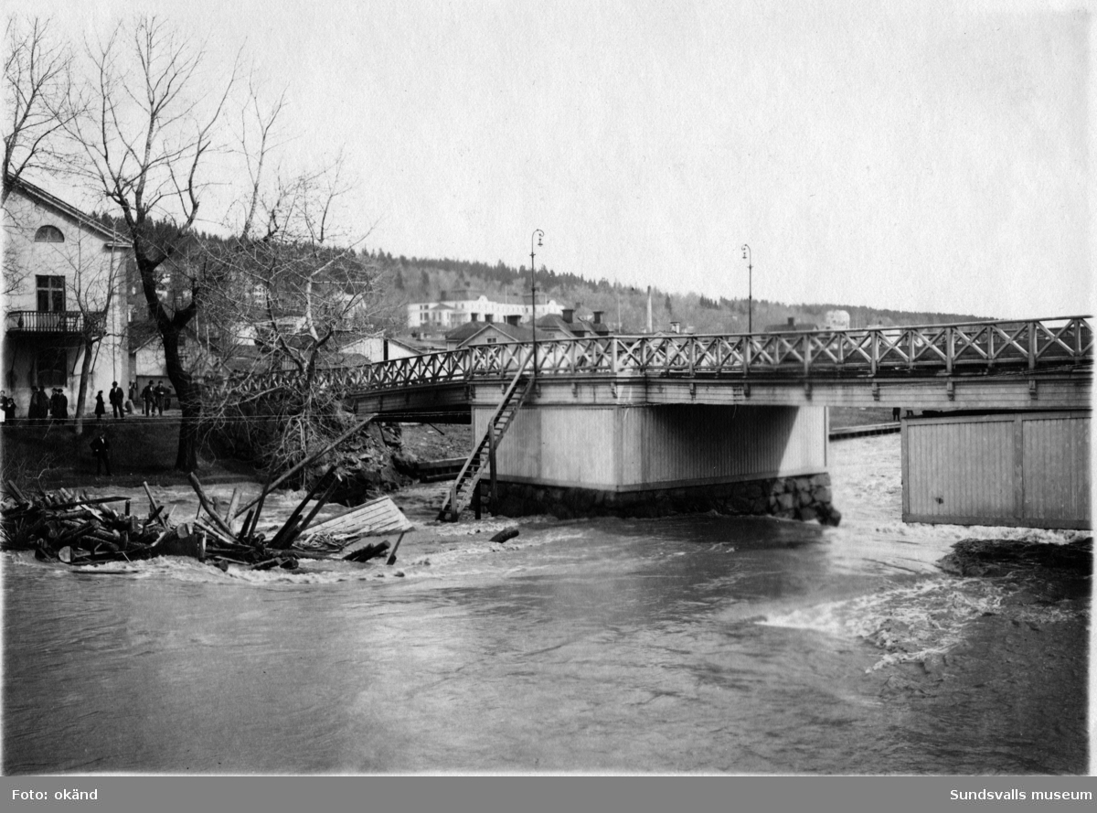 Storbron vid översvämningen våren 1919. Storbron skadades svårt till följd av trycket av allt timmer och bråte som vattenmassorna förde med sig. Till höger på bilden (bild 1) syns att det norra brofästet har lossnat.