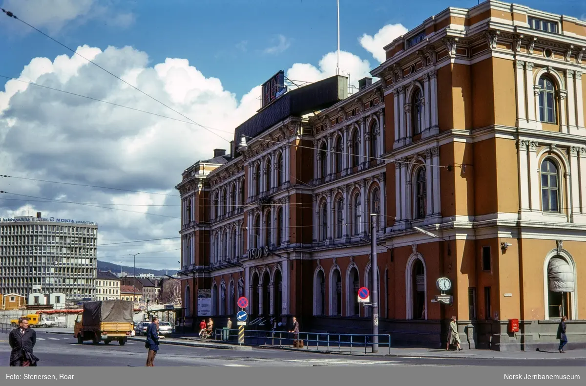 Fasade på Oslo Østbanestasjon mot Karl Johansgate.