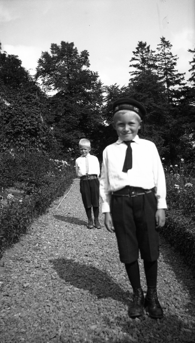Lærer Vilhelm Hovland sønner, Endre foran og Finn i bakgrunnen, i skolehagen på Hengsengen, Bygdø Kongsgård, ca. 1922.