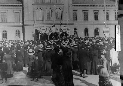 Folksamling framför Stora Hotellet.