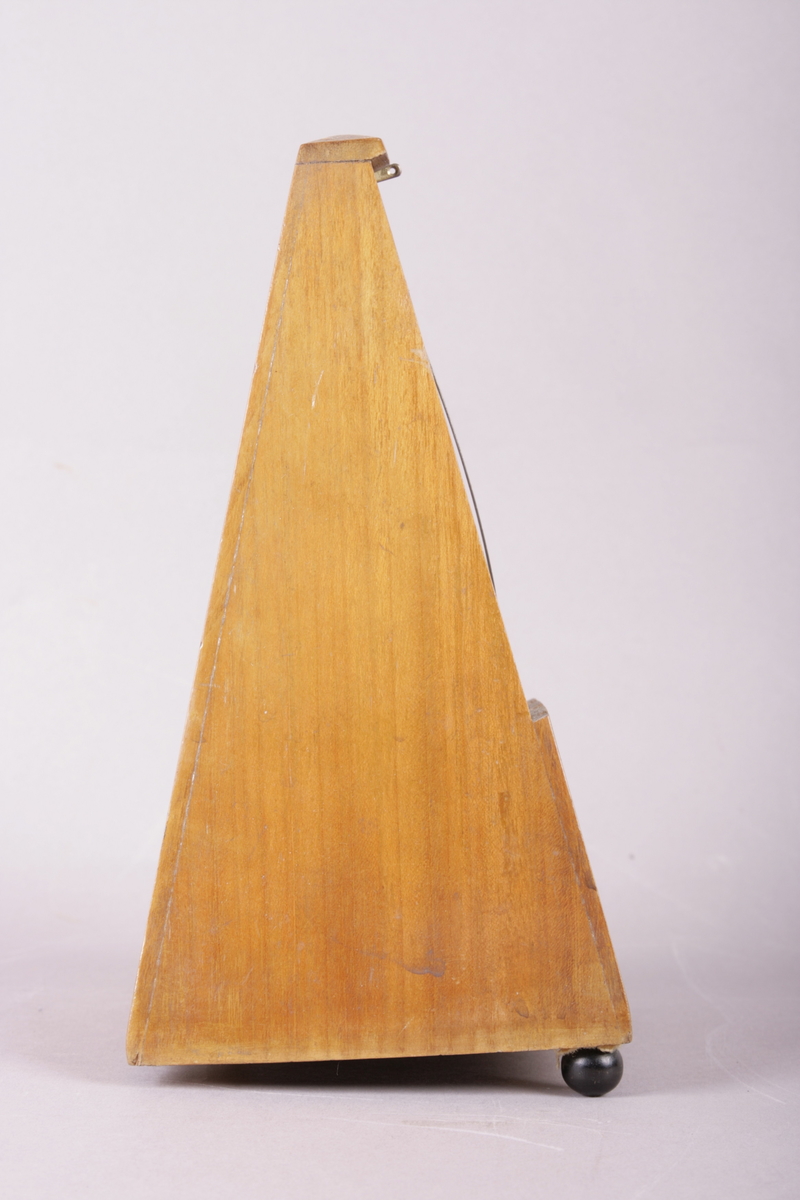 Pyramideformet metronom i mahogny.