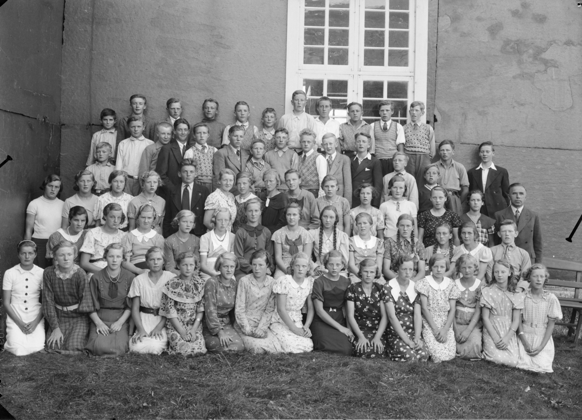 Konfirmanter i Dovre 1937. Presten Richard Kreutz til høyre