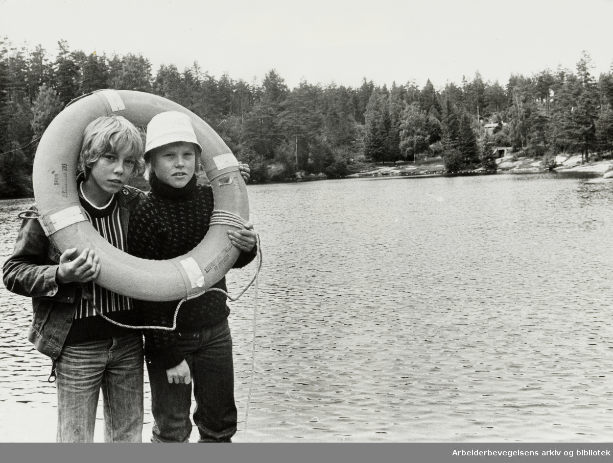 Grorud. Steinbruddammen. Roy Lund (15) og Svein Erik Skogstrøm (13) mener at det burde ha vært ordentlig badevakt ved badestedet. Juli 1979