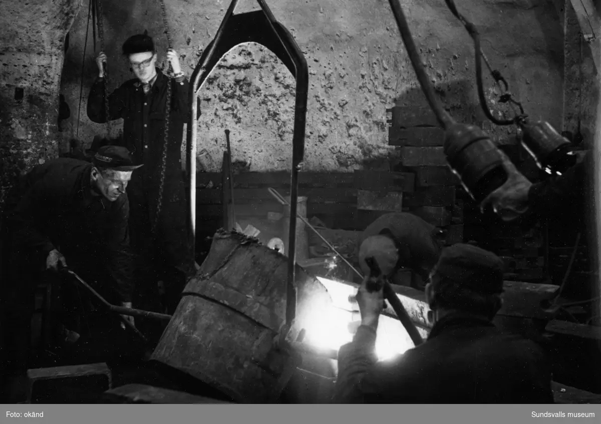 Ett stort antal bilder med interiörer och gjuteriarbetare på Mohögs gjuteri vid Mohögs Mekaniska Verkstad. Fotografierna ingår i ett minnesalbum tillägnat gjutaren Viktor Dahlberg, anställd mellan 1917 till 1956. "Sista biten". Bilderna visar den sista gjutningen vid stängningen 1956.