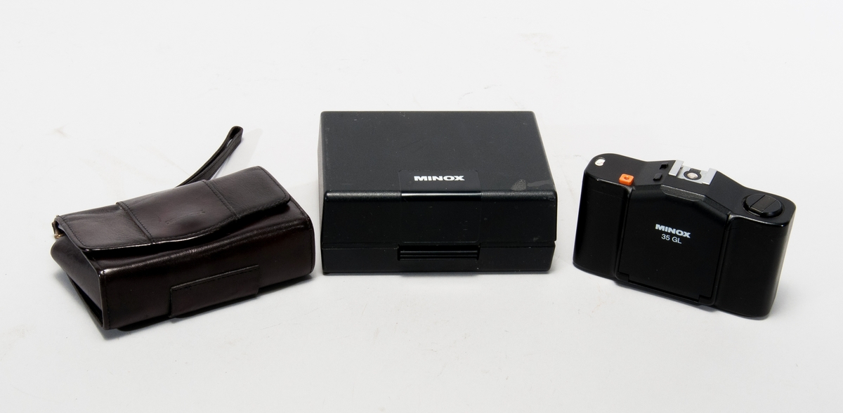 Småbildskamera Minox 35 GL i plastetui, med handlovsremförsedd läderväska.
Objektiv: Color-Minotar 1:2,8 f=35mm.