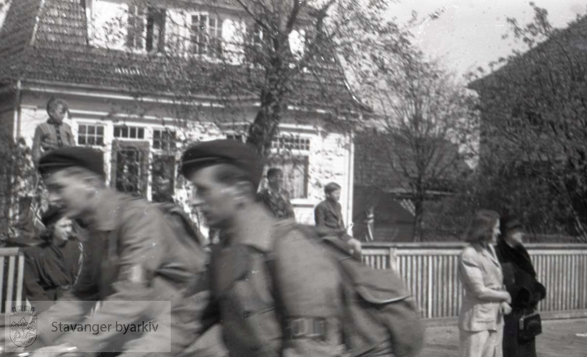 To politifolk på sykkel langs Madlaveien. Huset i bakgrunnen er Madlaveien 27..Tatt kort tid etter frigjøringen fra okkupasjonen , .2. verdenskrig. Fredsdagene 1945.... .