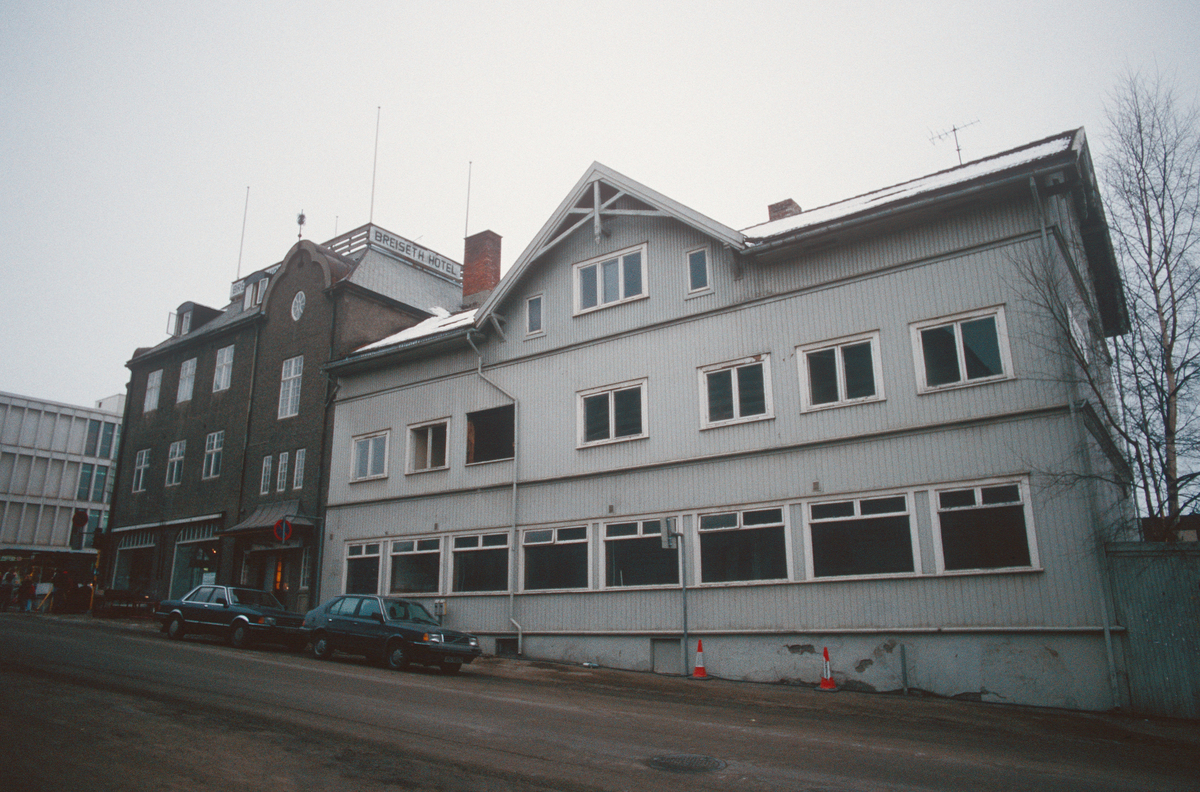 Lillehammer.  Dølaheimen Breiseth Hotell.  Det lyse huset ble revet for å gi plass til utvidelse av hotellet.  Sett mot sør-øst fra Jernbanegata.