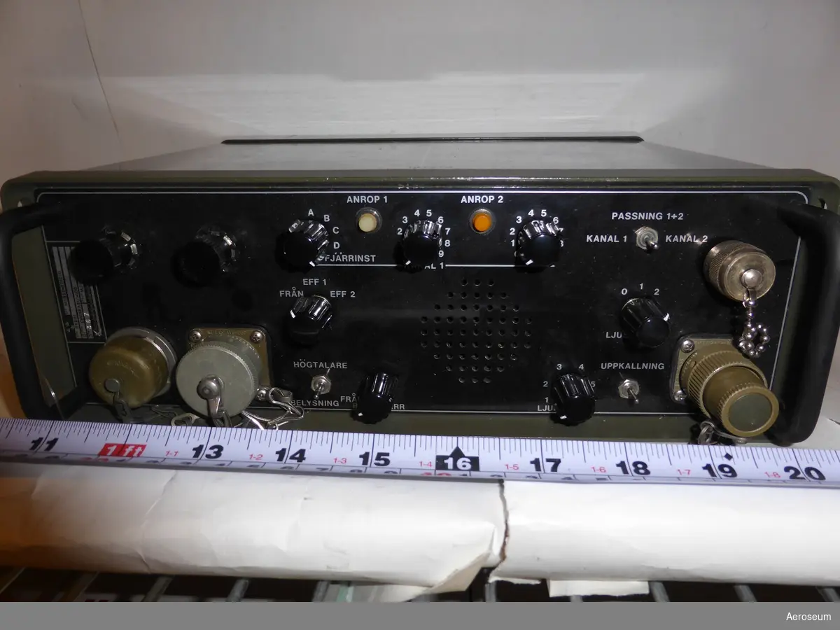 Radiostationen RA801 (Sändtagare). Gjord i grön metall. Individ 367.