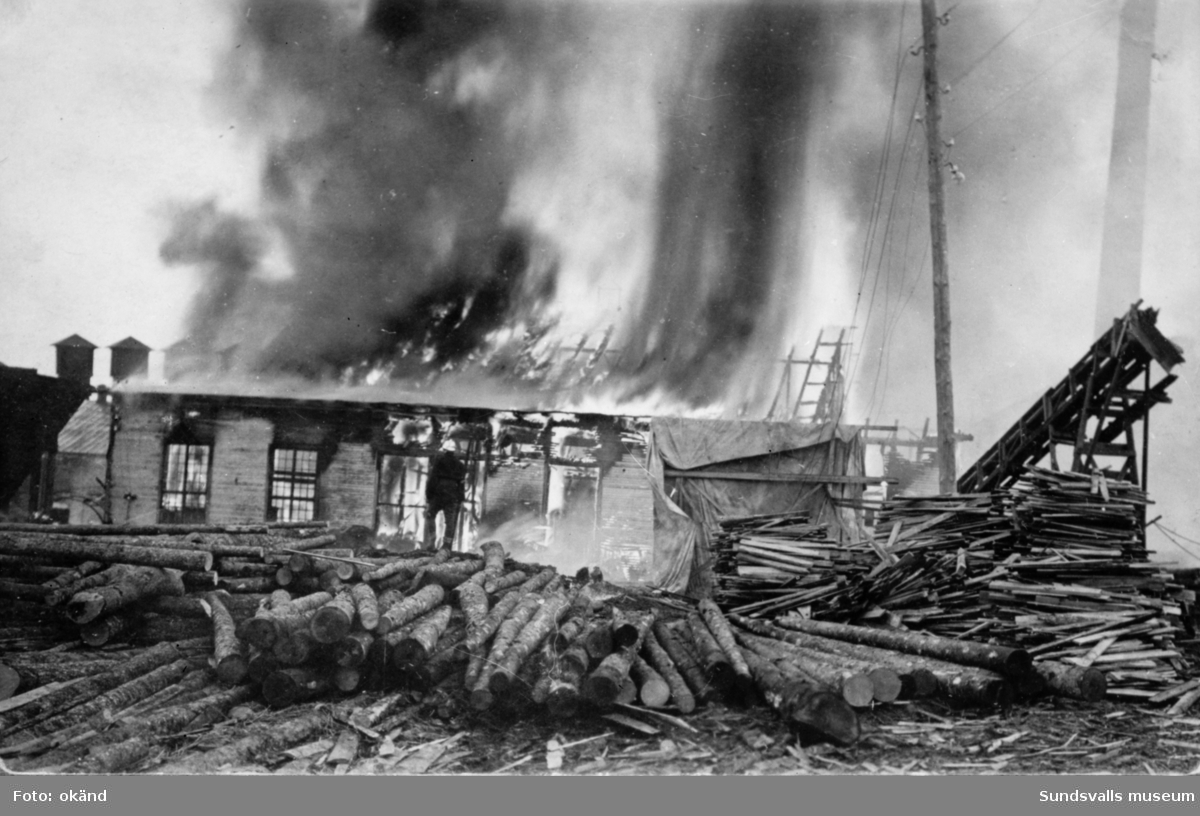 Branden vid AB Svensk Papp. Industribyggnaderna brann tre gånger 1916, 1920 samt 1923. Företaget likviderades 1923.