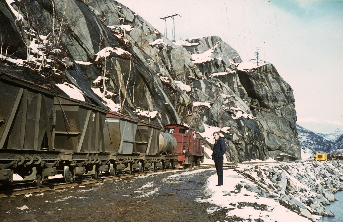 Anleggsarbeid langs Sulitjelmabanen. Banen ble nedlagt og erstattet av bilvei i 1972. Her er sporet ryddet slik at toget kan passere.