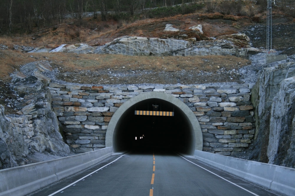 Leirfjord, Leira, Toventunnelen. Den nye RV 78. Nærbilde av tunnelåpningen på Leirfjordsiden.