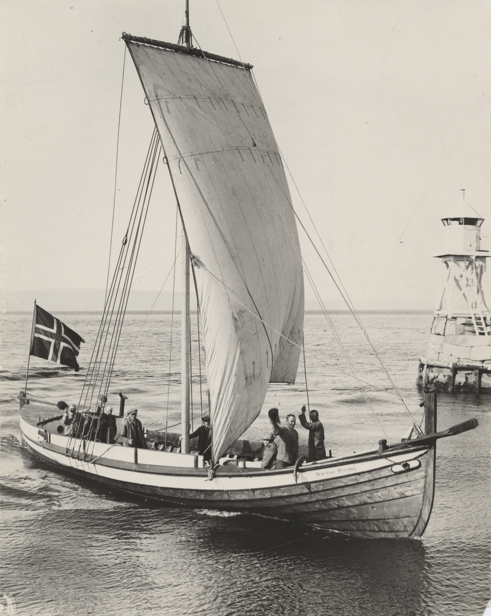 Storbåten 'Den siste viking' ved Trondheim. - Norsk Maritimt Museum ...