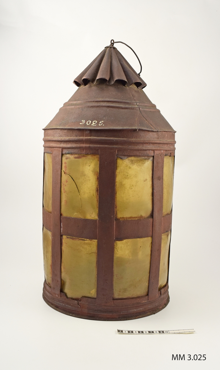 Lanterna för vattenrummet, av bleck, cylindrisk, 2-pipig, med rutor av horn. Fin kondition, endast några sprickor i hornrutorna. Med ljus i - av talg? 1998. Från 16-1700-talet