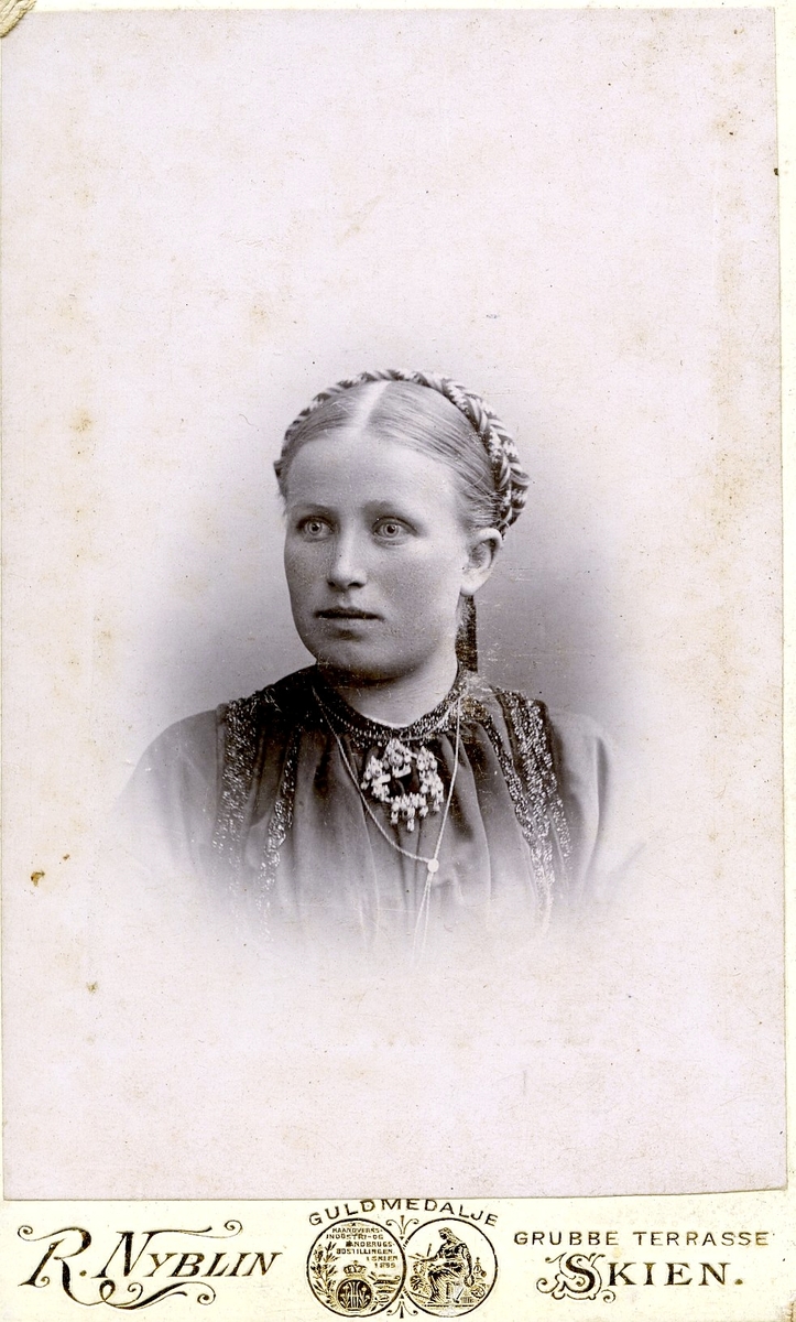 Portrett av ei ung ukjent kvinne.