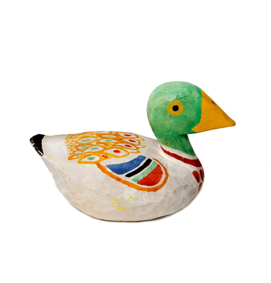 Fågelfigur, and av trä, handmålad i grått, rött, gult, grönt, blått. Märkt No 230. Pris 2,55 kr.
