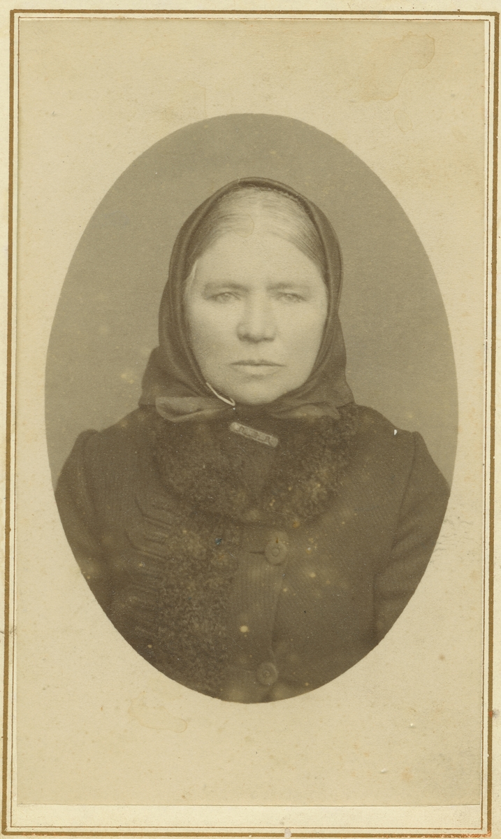 Portrett i halvfigur av Ingrid Sæther.
