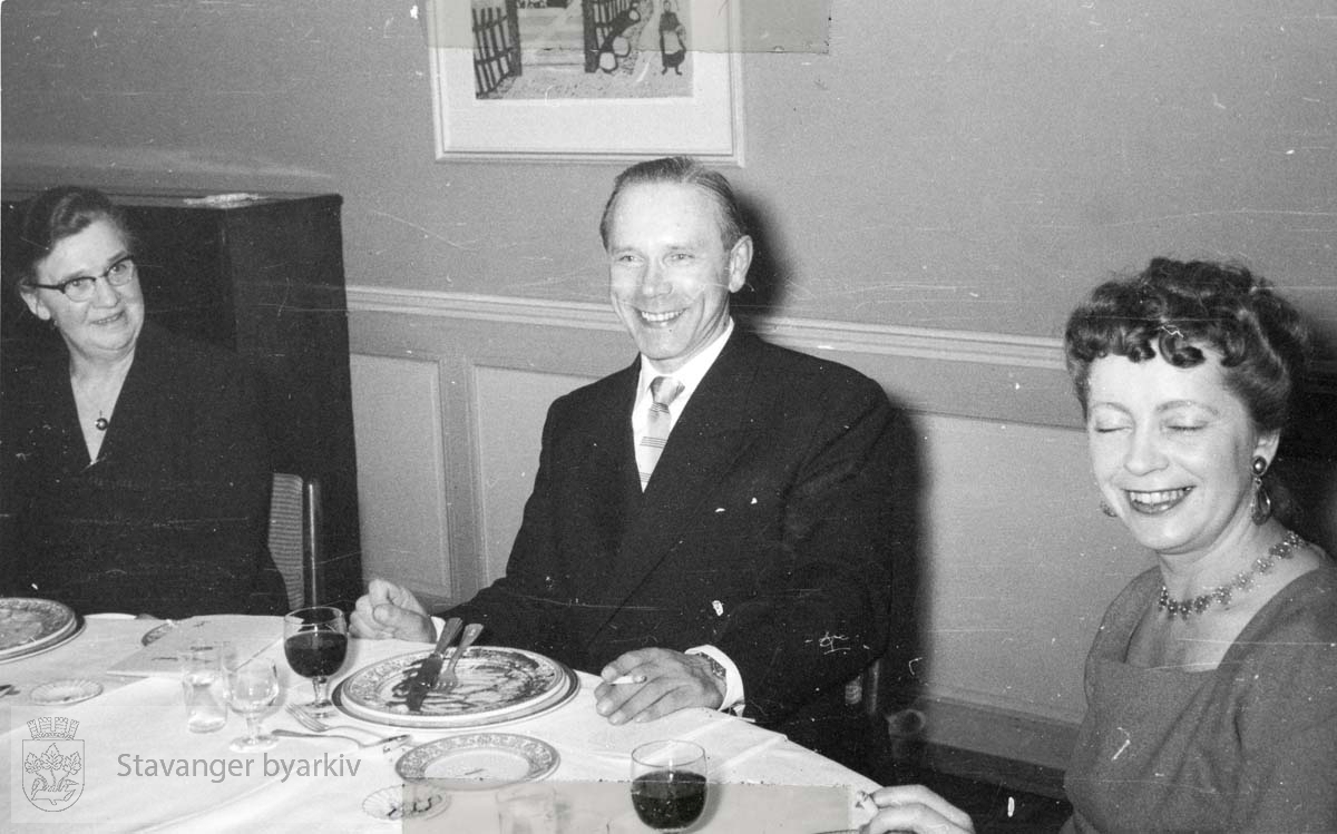 Avskjedsfest for disponent Torarin Jensen 4. mars 1958. Han hadde vært ansatt i Norem Baade med et par korte avbrytelser siden 1901. Festen ble holdt på hotell Atlantic. Bildet er tatt uta avisutklippsbok fra PA293 Utskilt fra PA293.