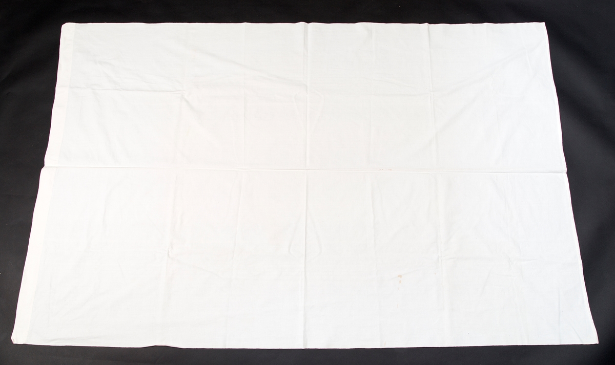 Hvitt bomullslaken. sydd sammen på langs av 2 bredder. en bred og ensmal fall på kortsidene