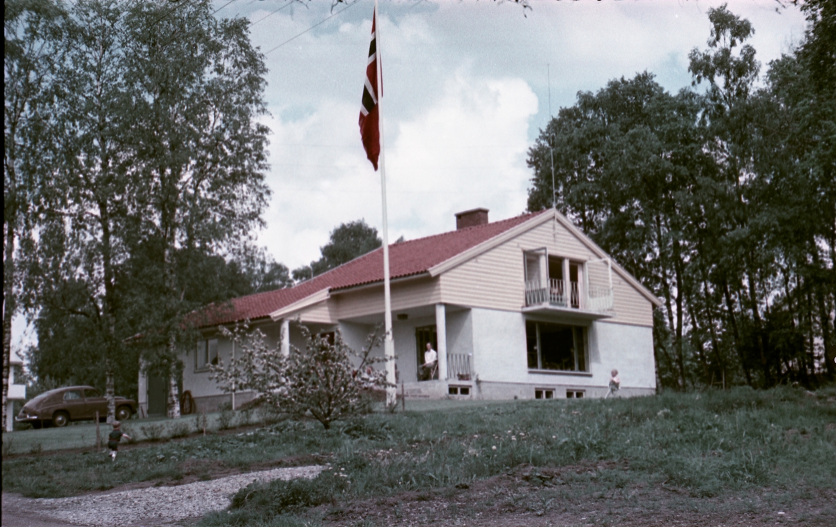 Serie på sju bilder av en villa i Askim. Stedets eiere var Paul og Ingeborg (f.Huiset) Evensen, Arnulf Husets søster og svoger.