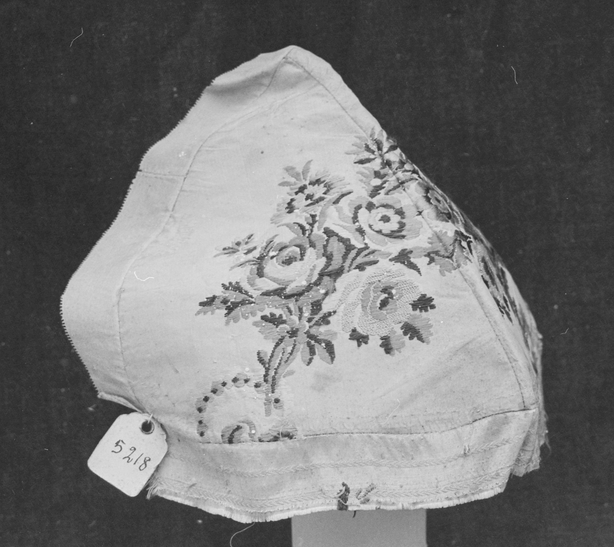 Tobladshette av silke med blomstermønster som er kantet både i framkant og nedkant