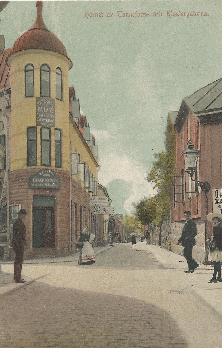 Vykort från Tanneforsgatan i Linköping .
gatuvy, Tanneforsgatan, Klostergatan,
Poststämplat 11 november 1908