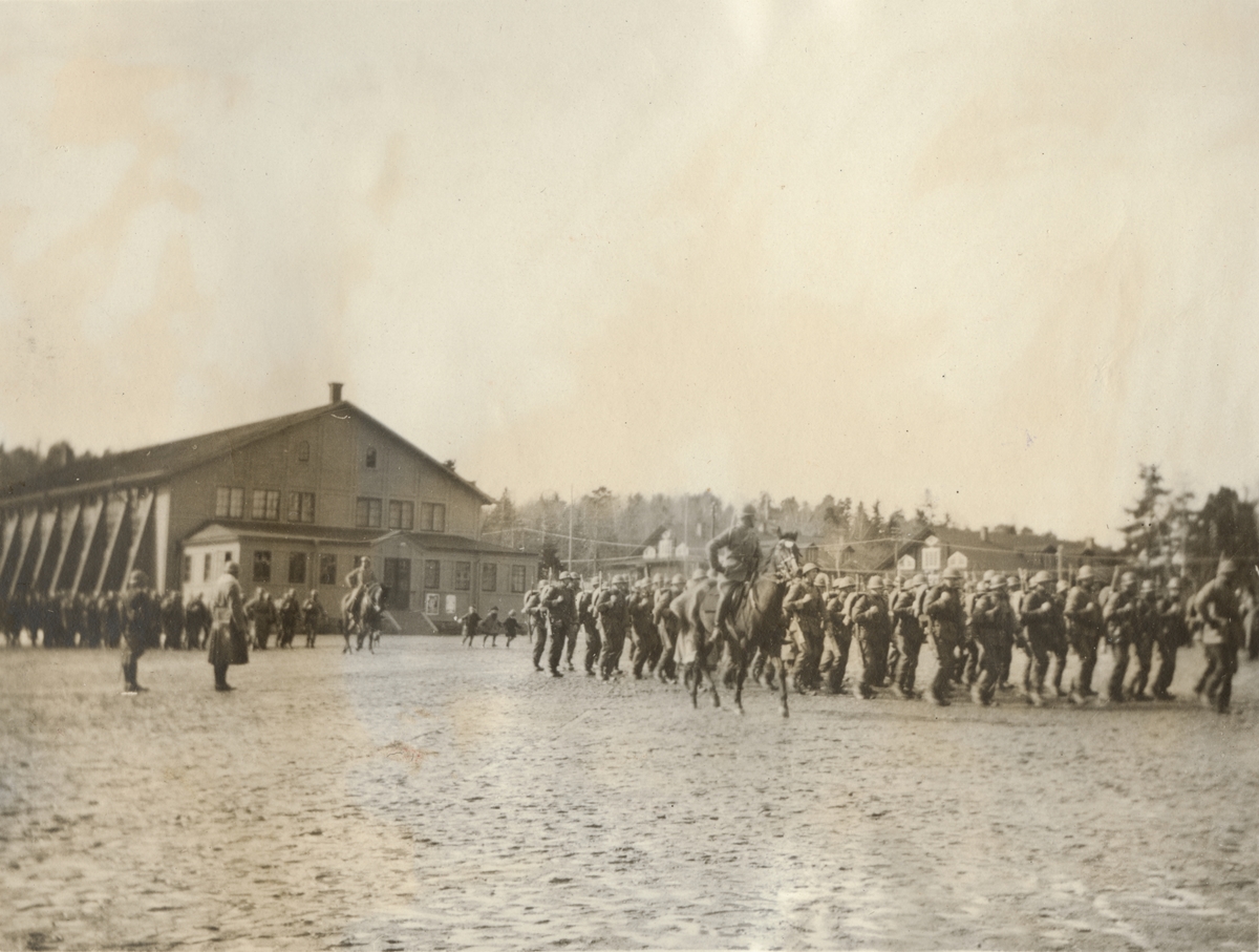 Text i fotoalbum: "Bilder från förberedelserna för regementets deltagande i 1925 års vår-manöver å Järvä-fältet".