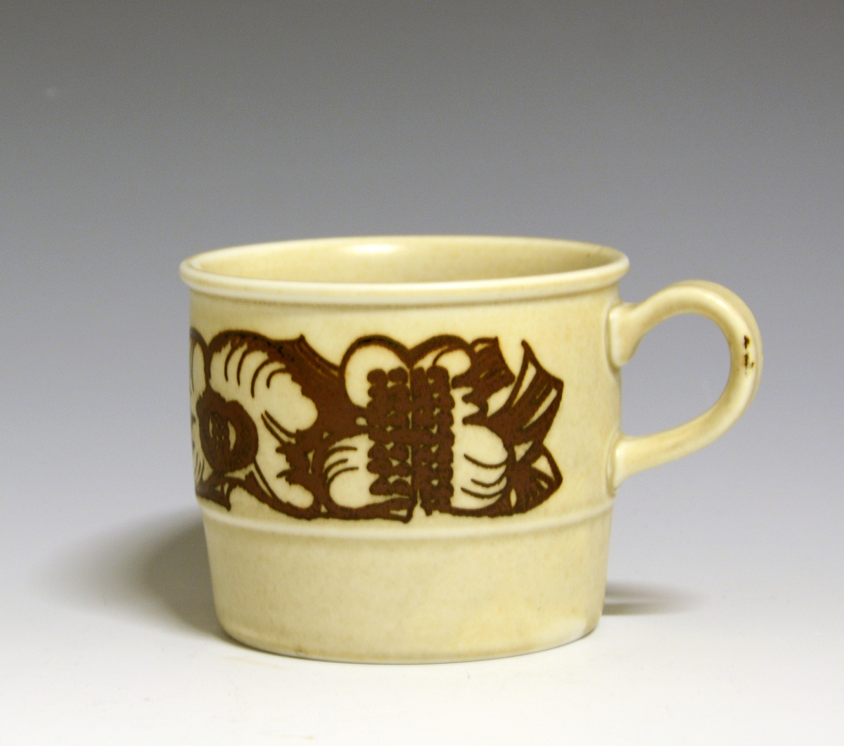 Kaffekopp i porselen, "Troll". Modell 2440, dekor 88278. Beige, med dekor i mørk brunt i en bord.