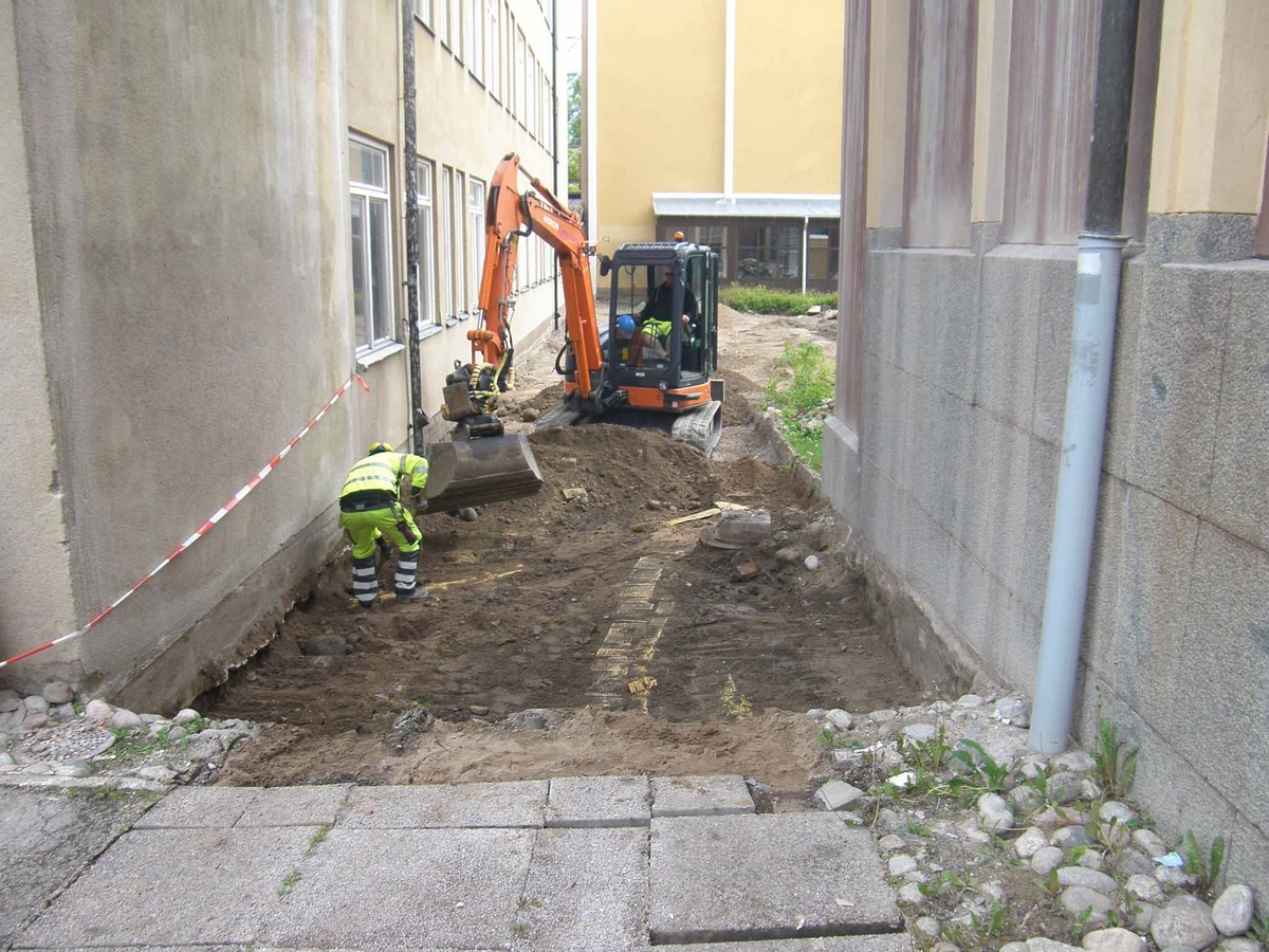 Arkeologisk schaktningsövervakning, störningar på grund av ledningar i västra delen av området, Katedralskolan, Uppsala 2017