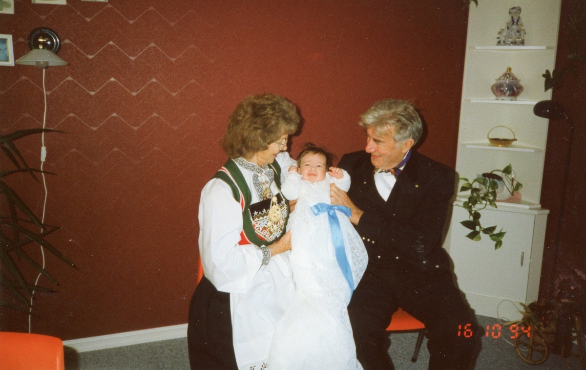 Gerda Ekse Ulsaker og Halgrim Ulsaker  med barnebarnet på dåpsdagen 14-10-1994