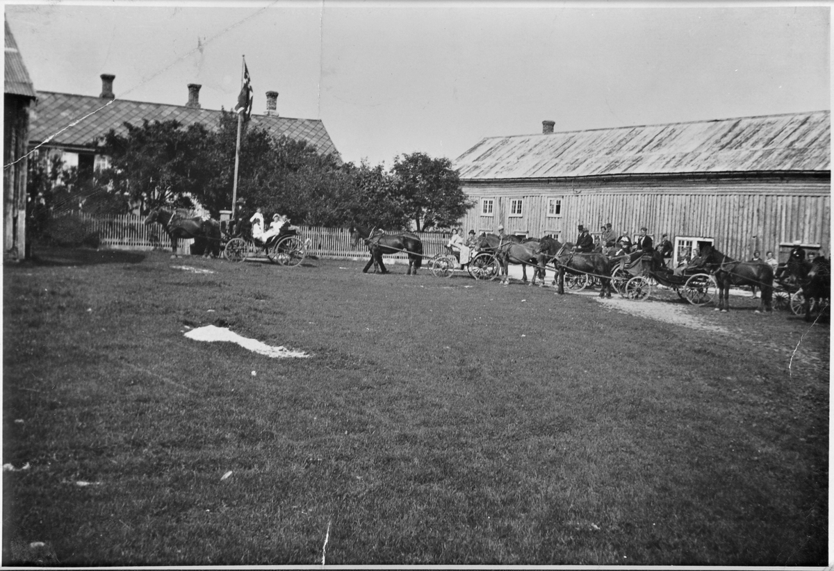 Brudefølget Hoøen har kommet inn på gårdstunet, Uthaugsgården, Ørlandet.